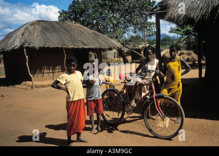 Les enfants du village en groupe avec Location en village dans le Nord du Mozambique Banque D'Images