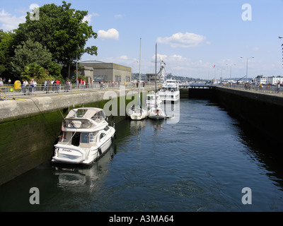 Une embarcation de plaisance en passant par Hiram Chittenden Locks sur le lac Washington Ship Canal de Puget au Lake Union Seattle WA Banque D'Images