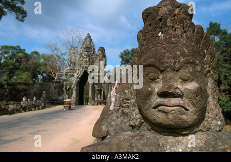 Statue de pierre à la porte sud d'Angkor Thom, près de Siem Reap, au Cambodge. Banque D'Images