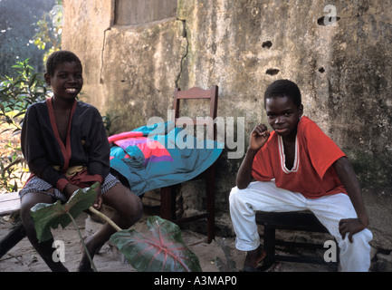 Deux jeunes garçons assis et souriant à la caméra dans le Nord du Mozambique Banque D'Images