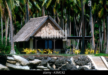 Bungalow en plantation de cocotiers sur l'île privée Laucala Fidji maintenant un complexe haut de gamme Banque D'Images