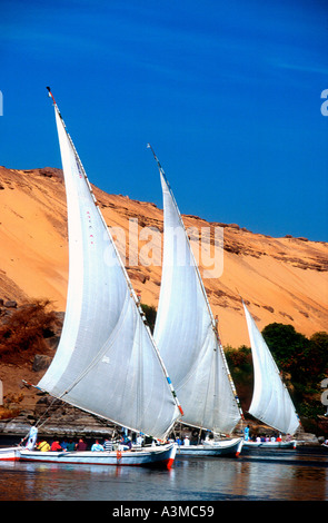 Felouques naviguent au Nil Egypte Banque D'Images