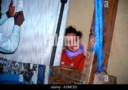 Fille travaille à tisser tapis Egypte Banque D'Images