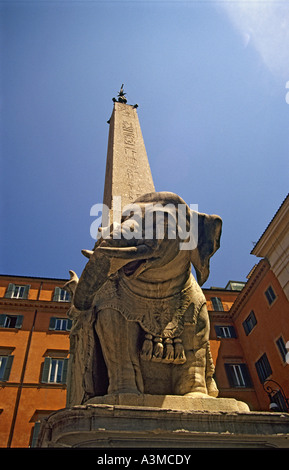 Il Pulcino Della Minerva - Éléphant transportant un Obélisque, Rome (Italie) Banque D'Images