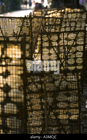 Gâteaux de riz disposés sur des séchoirs au soleil, trouvés sur un backstreet de Luang Prabang, Laos. Banque D'Images