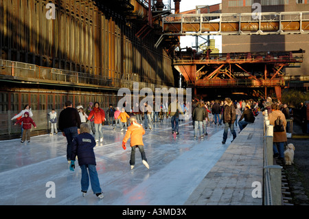 Patin à glace à l'UNESCO World Heritage site Zollverein, Essen, Allemagne. Banque D'Images