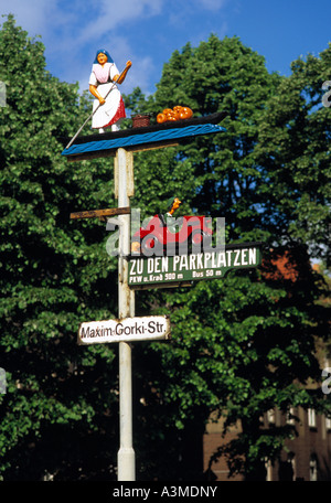 Panneau en bois sculpté montrant façon de parking en Spreewald dans l'ancienne Allemagne de l'Est. Banque D'Images