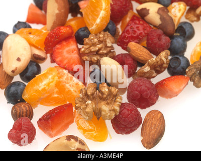 Sélection de sain les noix rôties séchées avec des fruits mûrs isolé sur un fond blanc avec aucun peuple et un chemin de détourage Banque D'Images