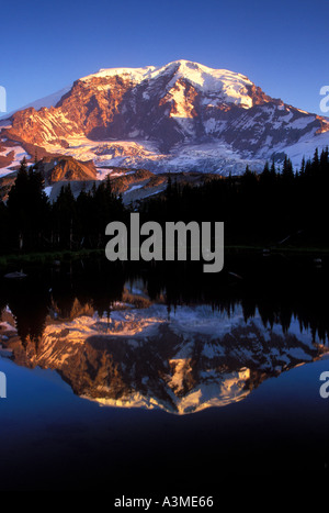 Coucher du soleil sur le Mt Rainier reflétée dans un tarn au-dessus de Mystic Lake Washington Mount Rainier National Park Banque D'Images