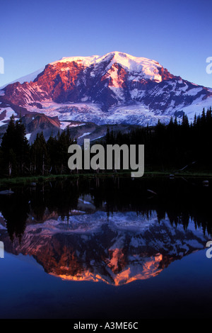Coucher du soleil sur le Mont Rainier est reflétée dans un tarn au-dessus de Mystic Lake Washington Mount Rainier National Park Banque D'Images
