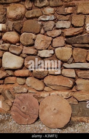 Reconstrucción de una casa tipica de la ciudad de numancia Detalle de piedras de molienda junto a la fachada Banque D'Images