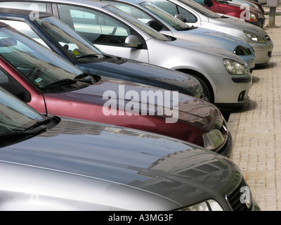 Ligne de voitures stationnées dans la rue Ville Banque D'Images