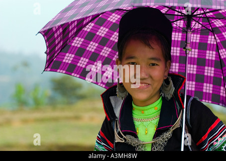 Femme Hmong sur la rue dans la région de Sapa Banque D'Images