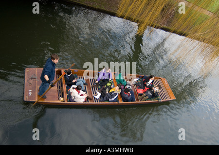 Vue depuis un pont à bas sur les touristes sur un punt ride à Cambridge Banque D'Images