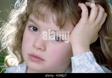 Un enfant de six ans juste fille rousse Banque D'Images