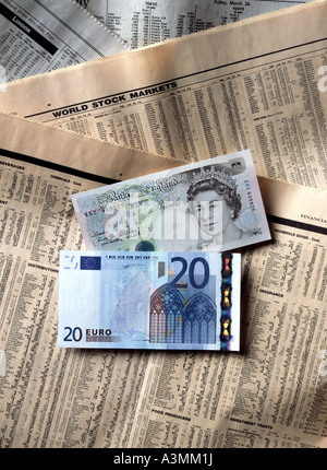 20 EURO ET 5 BILLETS EN LIVRES STERLING SUR DOCUMENTS FINANCIERS Banque D'Images