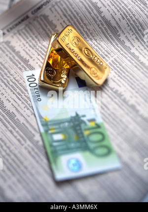 Deux barres d'or et 100 euros sur papier financier Banque D'Images
