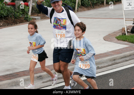 Miami Beach Florida, course pour les sans-abri, semi-marathon, course caritative, jogging, hispanique latin Latino-Latino immigrants ethniques minorités, frère, soeur, fathe Banque D'Images
