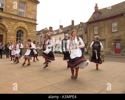 Les femmes Woodstock Oxfordshire Morris Dancers in Market Place Banque D'Images