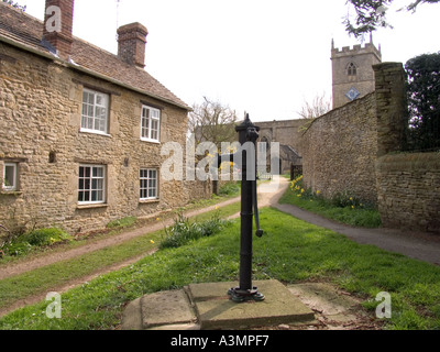 Oxfordshire Combe Longa près de Woodstock St Laurences et pompe de l'église du village Banque D'Images