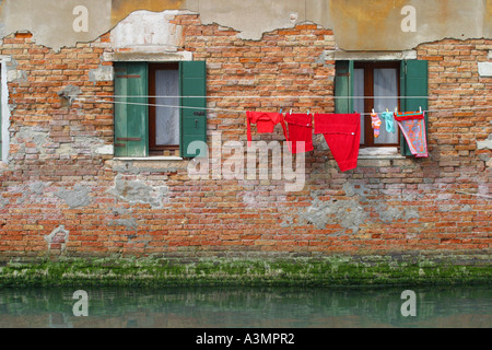 Italie Venise le long de la ligne de lavage scène quotidienne canal latéral dans quartier de Castello Banque D'Images