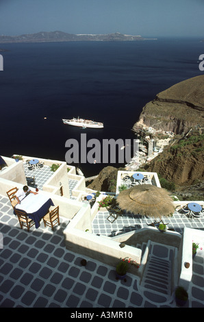 Grèce Îles Cyclades santorini Fira Restaurant donnant sur la mer Égée Banque D'Images