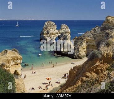 Le Portugal l'Algarve Praia do Camilo, rochers et plage près de Lagos Banque D'Images