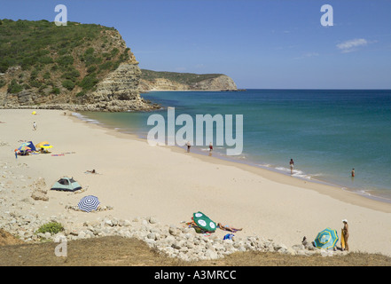 Le Portugal l'Algarve de l'Ouest la plage de Boca do Rio près de Salema et Burgau en été Banque D'Images