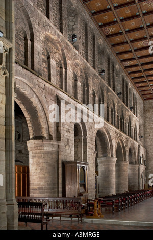 L'Église du Prieuré de Saint Pierre et de Saint Paul, Leominster, Angleterre. Vue intérieure montrant la nef nord arcade vers sacristie Banque D'Images