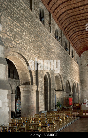 L'Église du Prieuré de Saint Pierre et de Saint Paul, Leominster, Angleterre. Vue intérieure montrant arcade vers le sud en direction de chœur nef Banque D'Images