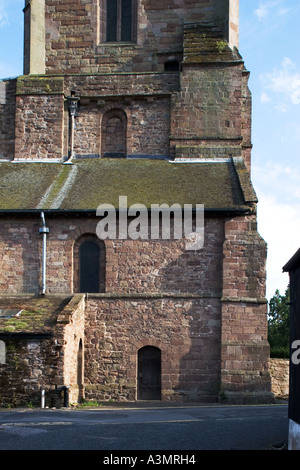 L'Église du Prieuré de Saint Pierre et de Saint Paul, Leominster, Angleterre. L'extérieur de la tour clocher du nord avec bay plus Banque D'Images