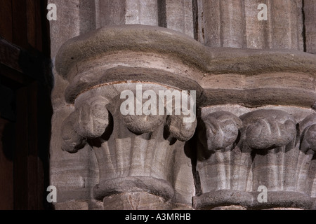 L'Église du Prieuré de Saint Pierre et de Saint Paul, Leominster, Angleterre. feuillage feuille rigide dans les capitales de l'intérieur de porte sud de porche Banque D'Images