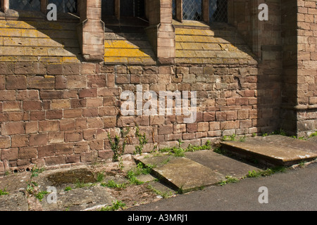 L'Église du Prieuré de Saint Pierre et de Saint Paul, Leominster, Herefordshire, Angleterre. Détail de pierre maçonnerie types ci-dessous de la fenêtre de l'Ouest Banque D'Images