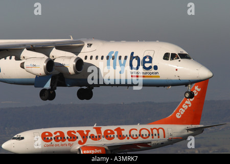 FlyBe Bae 146 Boeing 737 atterrissage avec Easyjet derrière prises Février 2006 Banque D'Images