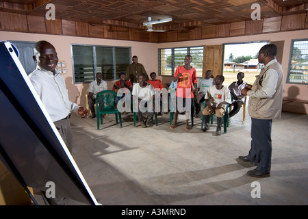 Les gestionnaires de plantations à discuter de questions de la gestion forestière avec les leaders communautaires, village près de Sangmélima, Ghana Banque D'Images