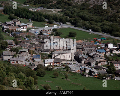 Le village de Bonneval sur Arc au bas du col de l'Iseran, Alpes, juste à l'extérieur du parc national de la Vanoise Banque D'Images