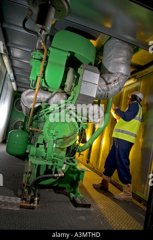 L'énergie des déchets à l'usine à gaz de méthane. Technicien d'entretien d'intérieur montrant Banque D'Images