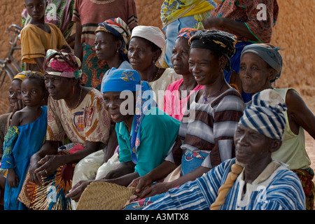 Groupe de villageois plus Mognori en chef de village, le nord du Ghana, l'Afrique de l'Ouest Banque D'Images