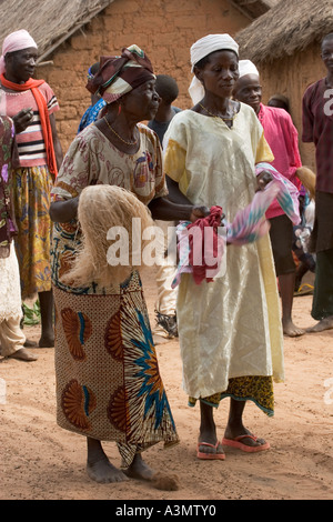 Fêtes traditionnelles et spirituelles des danses exécutées par les villageois, Mognori de Village, le nord du Ghana. Banque D'Images