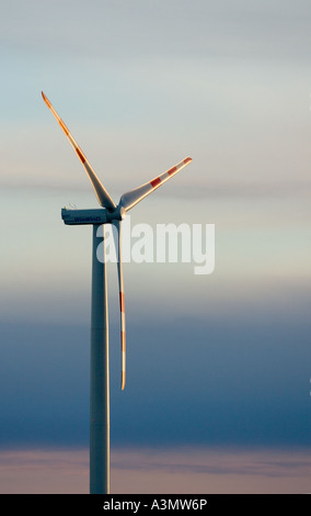 WinWinD ' s 3 (MW) mégawatt éolienne au coucher du soleil contre le ciel de soirée coloré, Finlande Banque D'Images