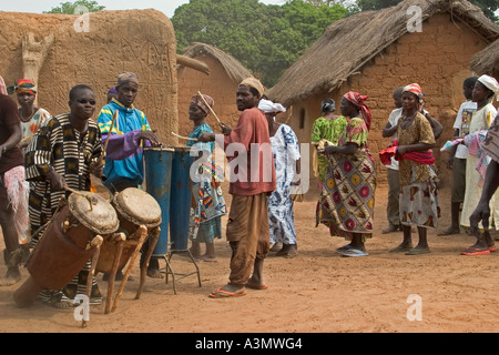 Fêtes traditionnelles et spirituelles des danses exécutées par les villageois, Mognori de Village, le nord du Ghana. Banque D'Images