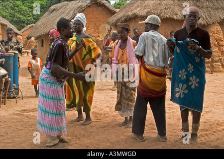 Fêtes traditionnelles et spirituelles des danses exécutées par les villageois, Mognori de Village, le nord du Ghana. Banque D'Images