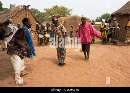 Fêtes traditionnelles et spirituelles des danses exécutées par les villageois, Mognori de Village, le nord du Ghana. Banque D'Images