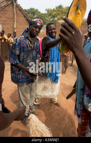 Fêtes traditionnelles et spirituelles des danses exécutées par les villageois, Mognori de Village, le nord du Ghana. Banque D'Images