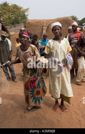 Fêtes traditionnelles et spirituelles des danses exécutées par les villageois, Mognori de Village, le nord du Ghana. Banque D'Images