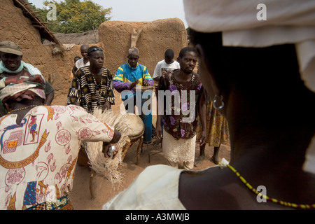 Fêtes traditionnelles et spirituelles des danses exécutées par les villageois, Mognori de Village, le nord du Ghana. Banque D'Images