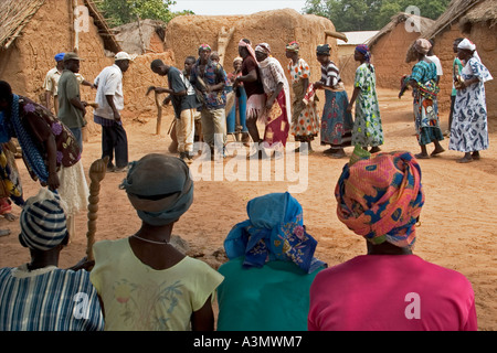 Fêtes traditionnelles et spirituelles des danses exécutées par les villageois, Mognori de Village, le nord du Ghana. Banque D'Images