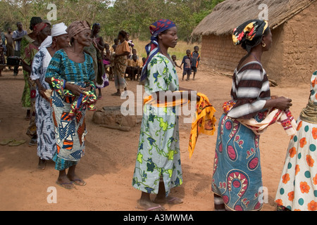 Fêtes traditionnelles et spirituelles des danses exécutées par les villageois, Mognori de Village, le nord du Ghana. Banque D'Images