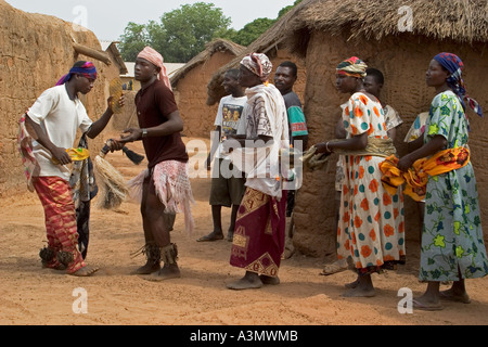 Fêtes traditionnelles et spirituelles des danses exécutées par les villageois, Mognori de Village, le nord du Ghana. Banque D'Images