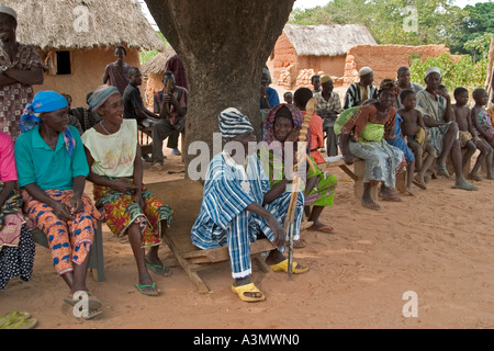 Groupe de villageois plus Mognori en chef de village, le nord du Ghana, l'Afrique de l'Ouest Banque D'Images